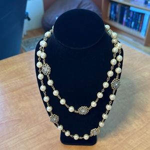 Chapter Club faux pearl/gold necklace